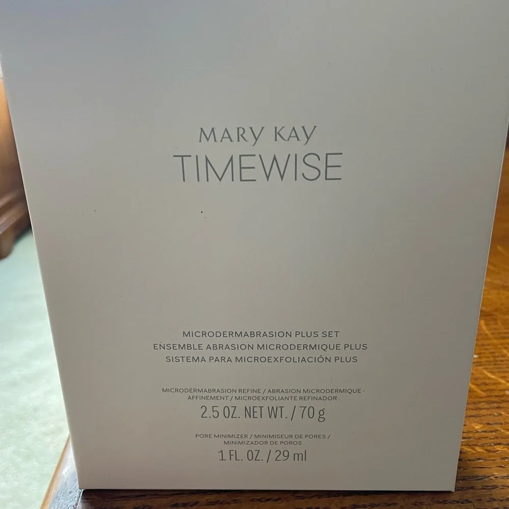 Mary Kay TimeWise Set – White & Silver Accents